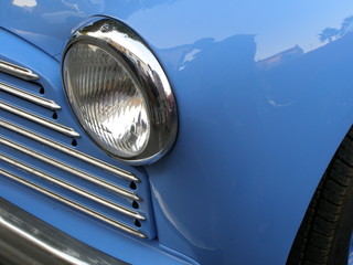 phare d'une voiture bleue