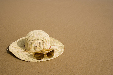 Fototapeta na wymiar sunglass and summer hat