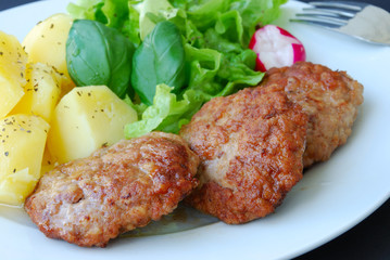 hamburger mit dampf-kartoffeln auf butter und salat 2