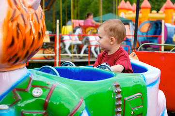 Fototapeta na wymiar Child in amusement park