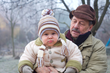 Obraz premium Grandpa and grandson outdoor