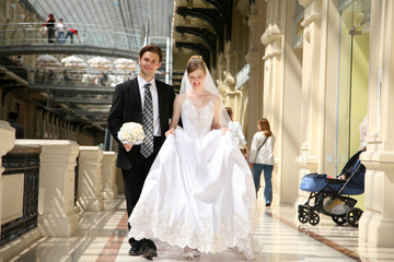 Fototapeta premium newlywed walking in the trade center