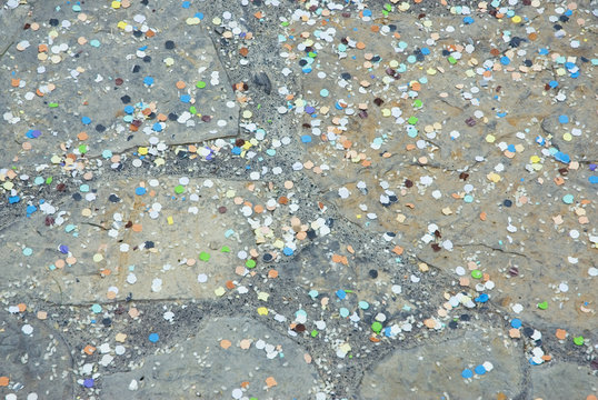 Confetti en el suelo