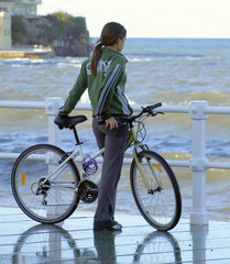 Adolescente en bicicleta