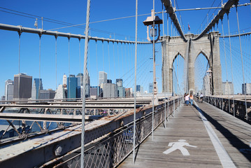 Naklejka premium Most Brookliński łączący Manhattan i Brooklyn