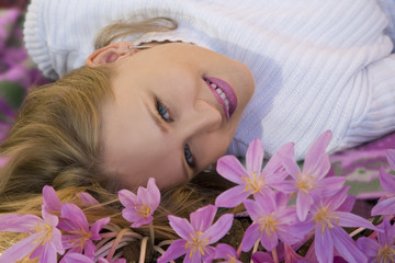 Obraz na płótnie Canvas Pretty girl in the middle of flowers 