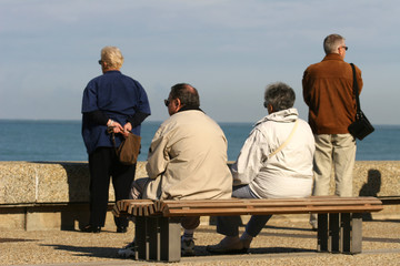 groupe de personne assises qui regardent la mer