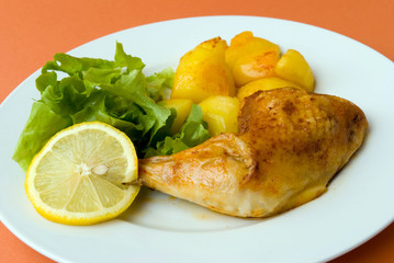 gebratene hähnchenkeule mit salat und bratkartoffeln