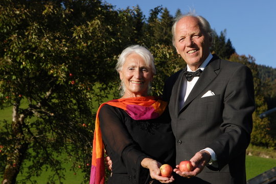 Paar hält Äpfel in der Hand