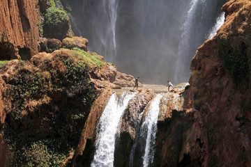 hommes près d'un cascade