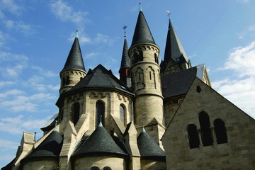 Fototapeta na wymiar Wieże kościoła Różańcowej w Bad Neuenahr