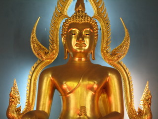 Fototapeta premium statue de bouddha dorée, sur fond bleu