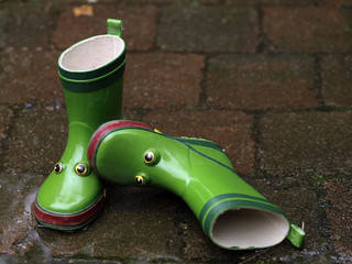 Children's boots with frog eyes