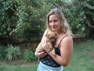 Junge frau mit hund