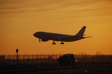 Fototapeta na wymiar Lądowanie samolotu pasażerskiego o świcie