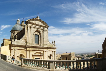 Fototapeta na wymiar Caltagirone turystyczne i kościół Santa Maria del Monte