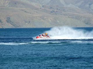 Fototapete Wasser Motorsport Die Männer fahren auf einem Wellenläufer auf Meereswellen 2