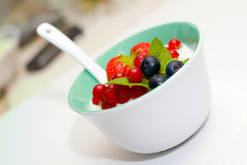 Porridge with fruit.