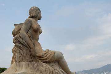 Fototapeta na wymiar statue de femme