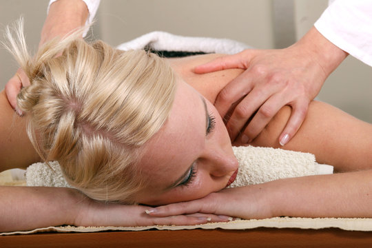 entspannte Frau beim Massage