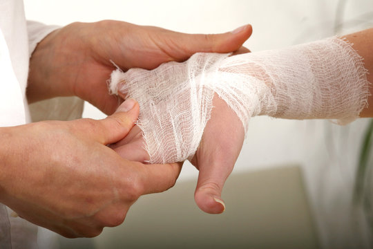 Bandage auf den Handgelenk anlegen
