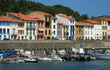 Fototapeta na wymiar Domy z Port-Vendres
