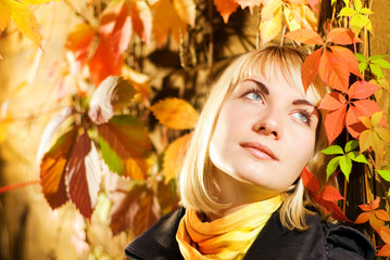 Naklejka na ściany i meble Dreaming girl on autumn background