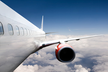 Obraz premium Samolot nad chmurami