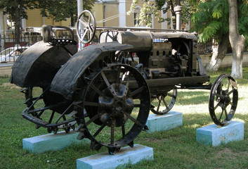 Fototapeta na wymiar Stary radziecki traktor 