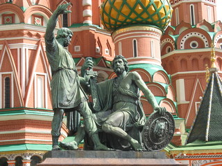 Fototapeta na wymiar Statue of kuzma minin and dmitry pozharsky