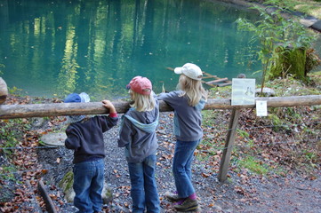 Kinder am Weiher