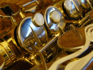 Saxophone alto dans sa boîte