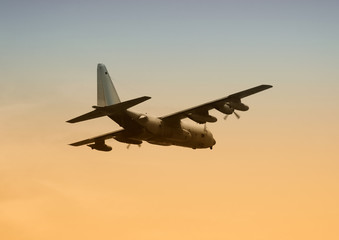Fototapeta na wymiar Transportu wojskowego C-130 o świcie