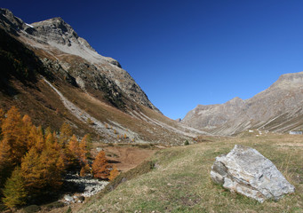 Fototapeta na wymiar Swiss Alps in autumn
