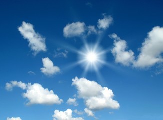 Obraz na płótnie Canvas Niebieskie niebo i promienie słoneczne