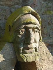 Kopfbild aus Stein gemeißelt