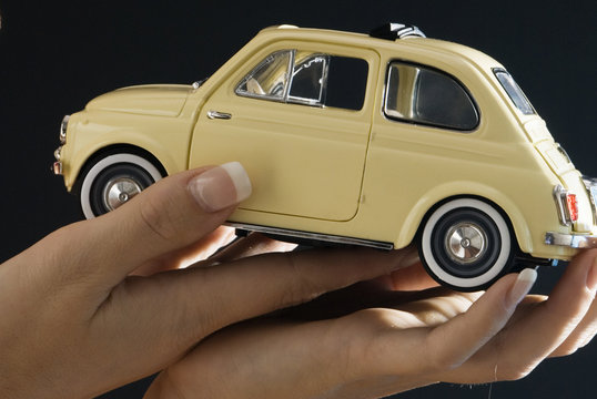 hands and 500 fiat