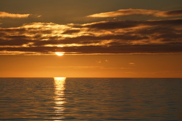 Im Lichte der Mitternachtssonne in der Arktis