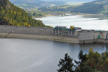 Lake Czorsztyn dam