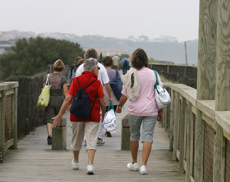 femmes entrain de se promener en discutant
