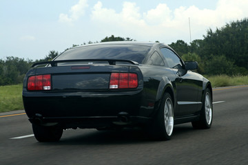 Fototapeta na wymiar czarny amerykański muscle car na drodze