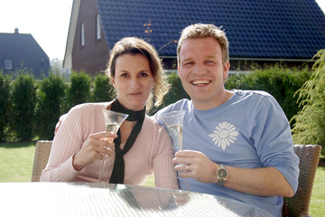 Glückliches Paar auf der Terrasse