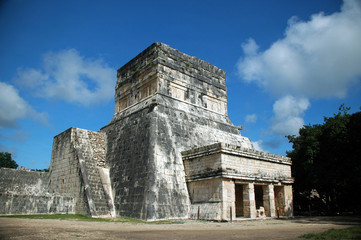 Fototapeta na wymiar Ancient Mayan Building Spectator na boisko