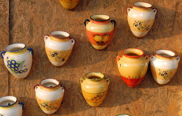 Tonkrüge in der Poterie