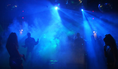 Obraz na płótnie Canvas Dancing ludzi w podziemnym klubie