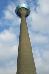 Obraz premium Düsseldorfer Fernsehturm umhüllt von Wolken