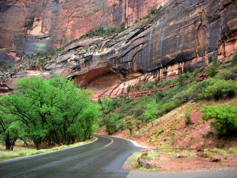 emty road via red sandrock formation area