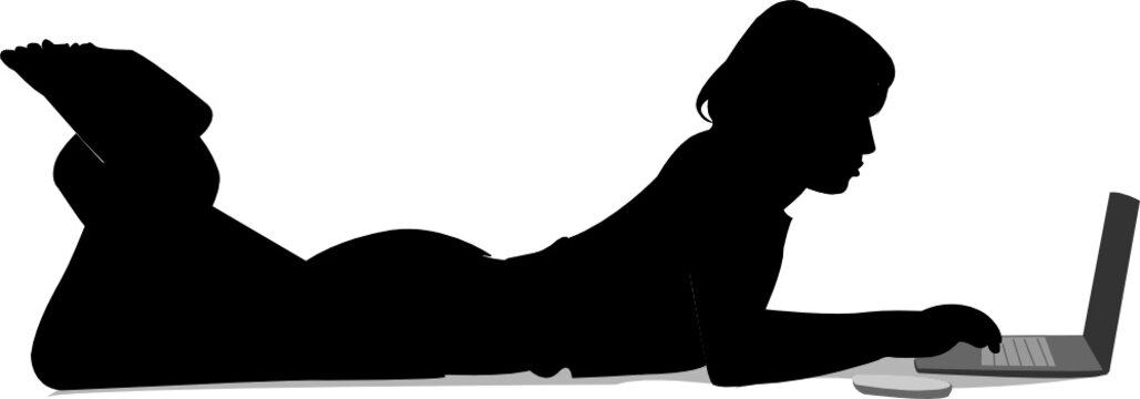 fille travaillant sur un ordinateur portable