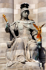 Obraz premium France, paris: Statues of Alexander III bridge