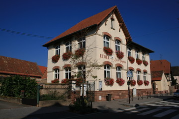 Fototapeta na wymiar Ecole primaire z Hoerdt (Alzacja)